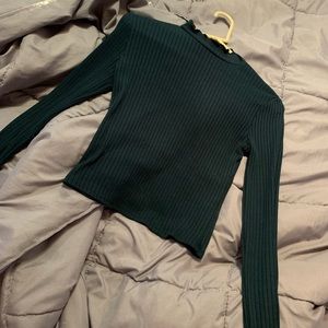 Green long-sleeve crop top